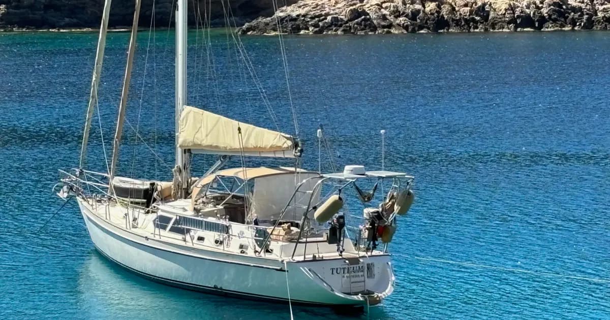 Tayana 48 Deck Saloon